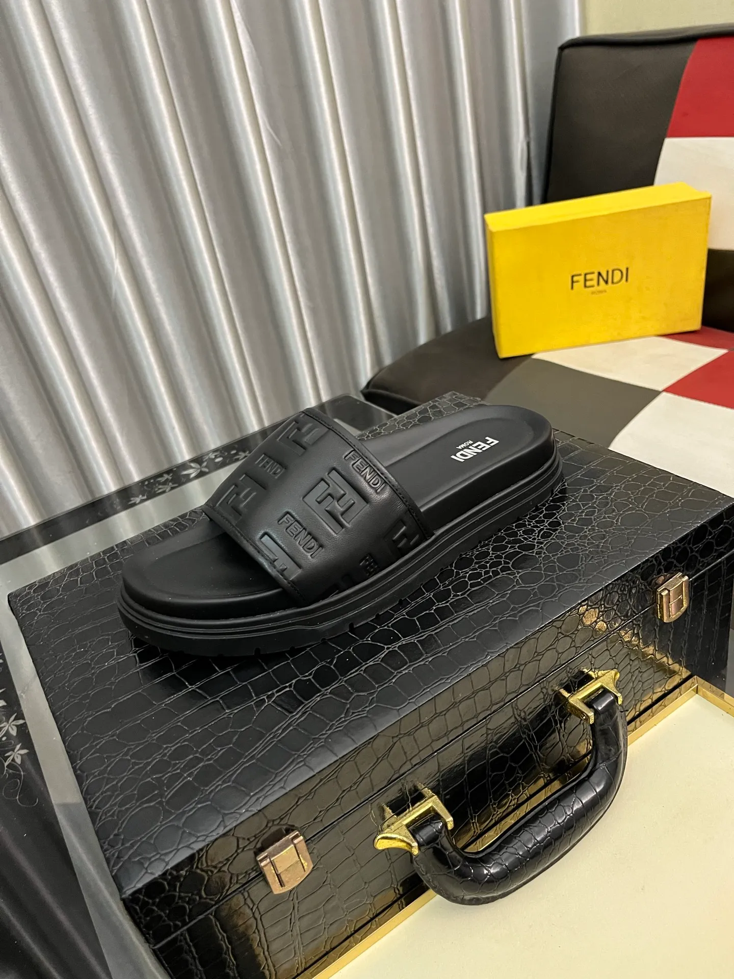 Men's men's shoes💰320⌚️⌚️FENDI Fendi slippers and sandals are shipped💄How can this summer be without the blessing of little monsters💄Original imported special hardware decorative pattern➕Original private model outsole! Details determine success or failure, good quality is not afraid of magnifying details! It feels super comfortable on your feet! This summer you need a pair of trendy, cool and comfortable sandals👣 Standard size: 38-443️⃣Colors available